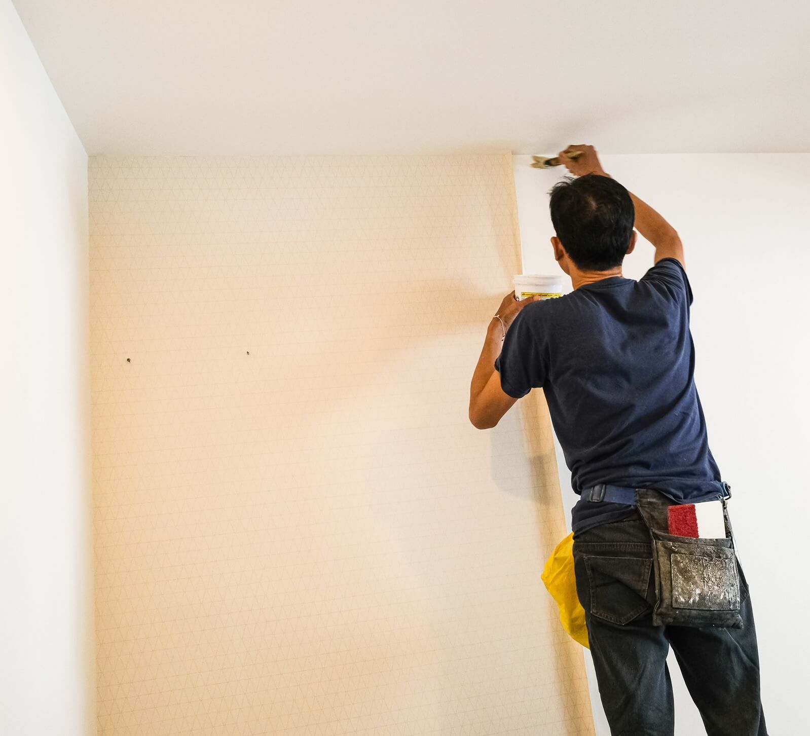 クロス張り替え作業中のイメージ